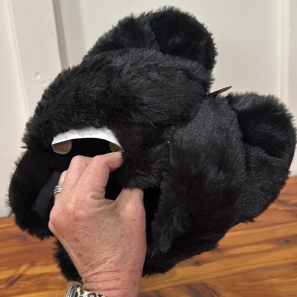 NEW PINK Victoria's Secret Black Fluffy Cross Strap Slippers M - Picture 2 of 6